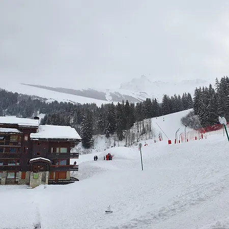 La Belle, Skis Aux Pieds! *